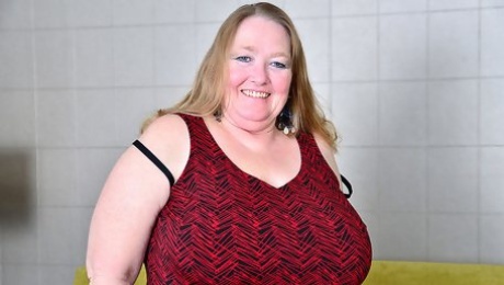 Big Breasted Mature Bbw Playing With Her Pussy - MatureNL