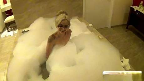 Fetching Elsa Jean's babe action